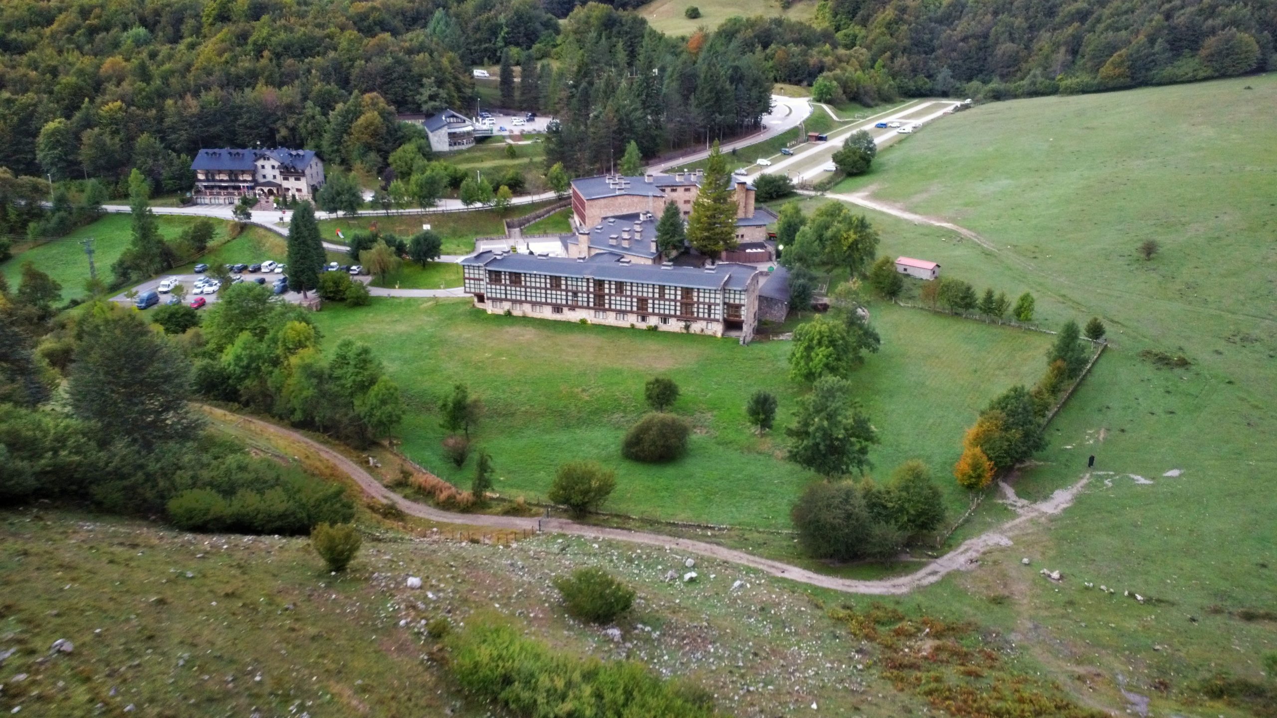 Manantial de Fuente Dé, pista ganadera y Parador de Turismo