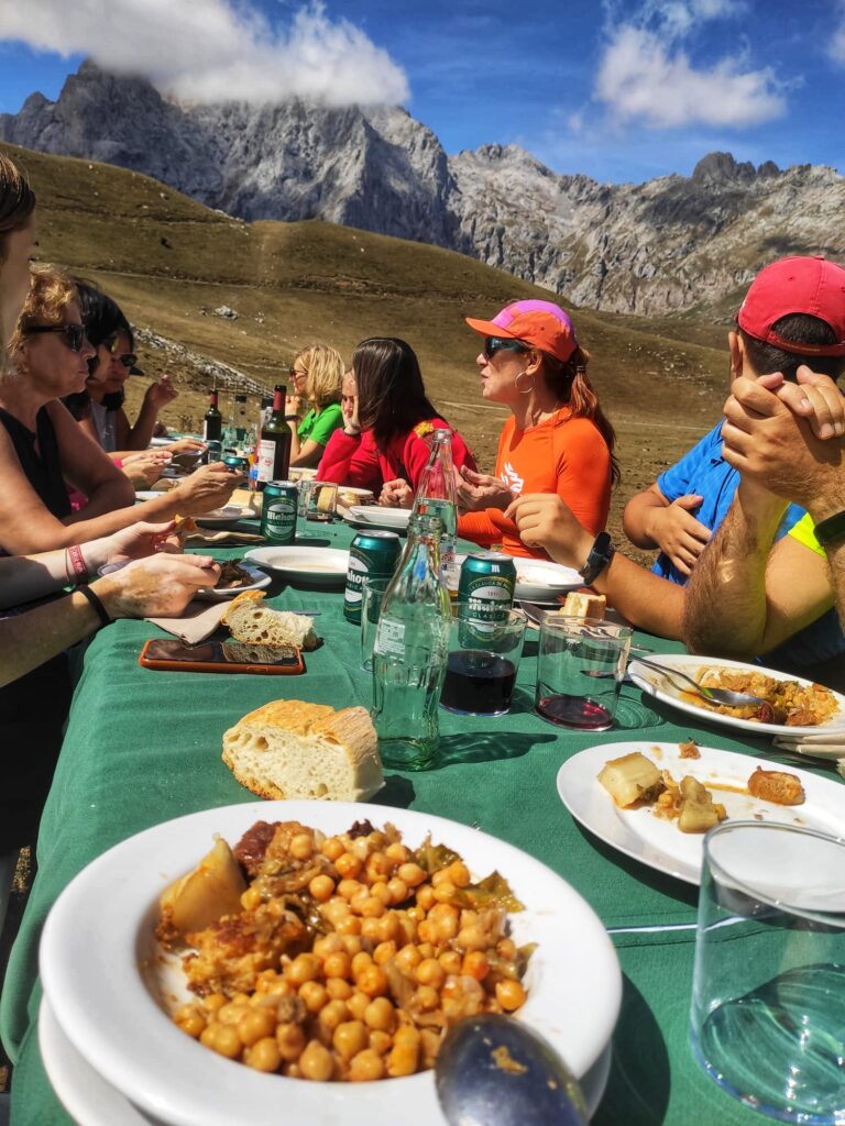 Jornada de voluntariado ambiental y almuerzo lebaniego con vistas al Macizo Central de Picos de Europa_LIFE DIVAQUA